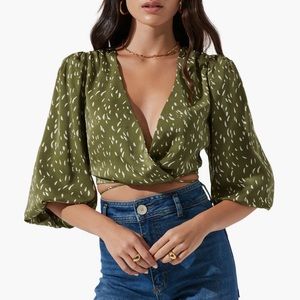 ASTR the Label Wrap Front Cutout Top